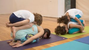 posturas de yoga para niños en pareja