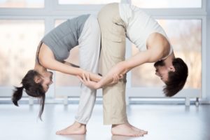 postura de yoga para dos