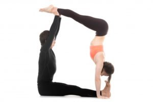 postura de yoga para dos