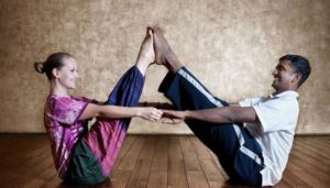 posturas de yoga para parejas principiantes